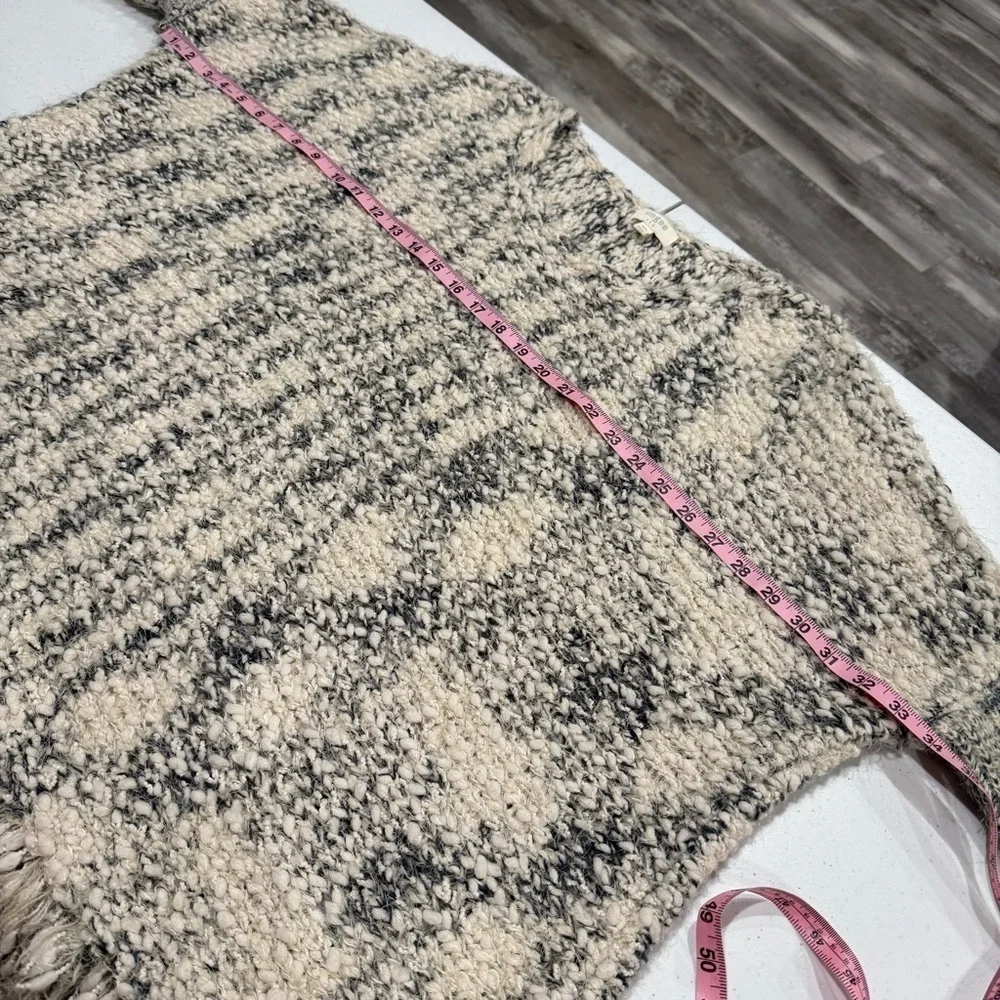 Umgee Chunky Knit Sweater Frayed Hem Oversized White/Gray Poncho Women’s Sz M/L